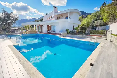 Image de Villa Hermosa avec piscine et vue mer