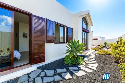 Image de Avec wifi, jardin, piscine privée chauffée et terrasse sur le toit isolée. . .