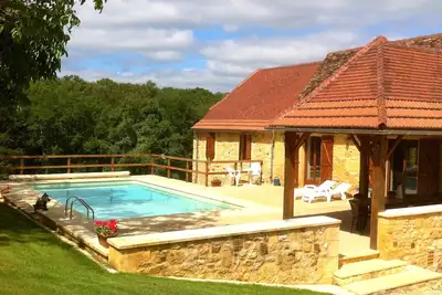 Image de Maison en pierre traditionnelle rénovée avec piscine privée d'eau salée