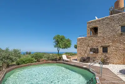 Image de Une villa traditionnelle avec une magnifique vue mer et montagne