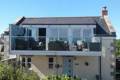 Image de Cormorant Cottage. Avec balcon en verre avec vue sur la mer. 6 couchages