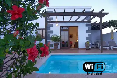 Image de Villa avec piscine privée sur son propre terrain clos