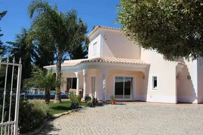 Image de Bain avec 3 lits, Villa orientée au sud avec piscine privée chauffée, Locatio calme