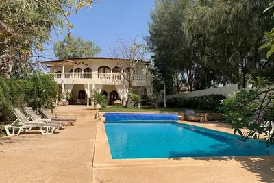 Image de villa avec piscine et vue sur mer entre Saly et Nianing, accès privé à la plage