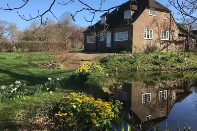 Image de , Cadre rural et paisible, entouré de 30 acres de terrain boisé avec et étangs
