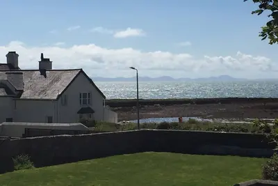 Image de Freshwinds est une magnifique maison de vacances en bord de mer avec une vue imprenable sur la mer