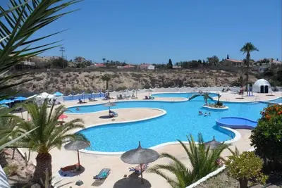 Image de Une impressionnante maison espagnole traditionnelle de trois étages dans le magnifique El Campello