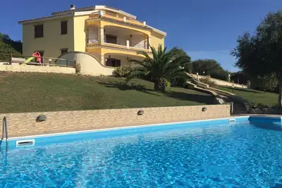 Image de Grande villa avec piscine privée et jacuzzi