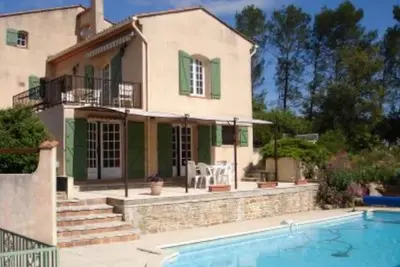 Image de Rez de chaussée de villa devant la piscine