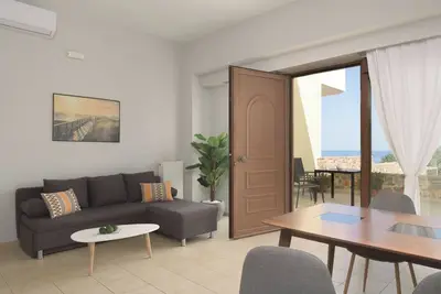 Image de Appartement moderne, à 15 minutes à pied du centre de Chersonisos