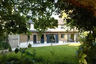 Image de Grande maison de campagne, idéale pour se détendre en famille et entre amis.