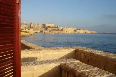 Image de Seafront apartment in historic Three Cities with great views over Grand Harbour