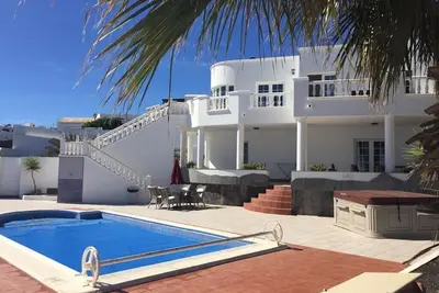 Image de Villa de luxe, vue sur la mer, piscine chauffée, bain à remous, salle de jeux, SkyTV et WiFi gratuit