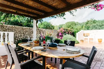 Image de Villa de luxe avec piscine privée située dans les jardins matures de Trebaluger