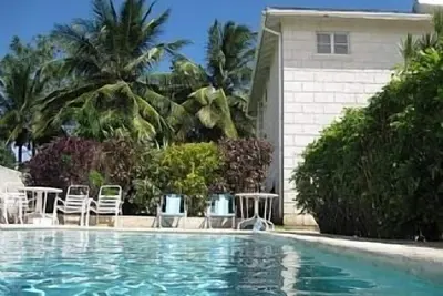 Image de Villa spacieuse et élégante avec piscine dans la zone haut de gamme de Holders Hill, St James.