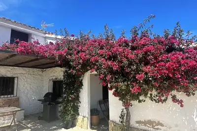 Image de Caseta magnifiquement restaurée avec piscine et vue mer dans les montagnes!
