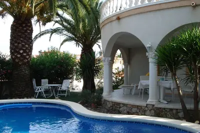 Image de Villa avec piscine, Jardin et parking privé proche centre ville et de la plage.