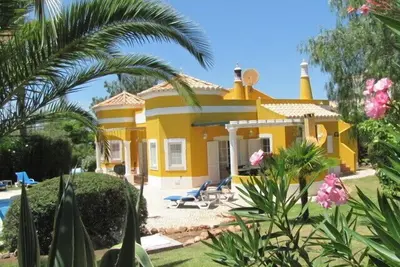 Image de jolie villa, 3 box spring chambres, piscine privée, 1250 m² de jardins arborés