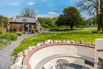 Image de Nouvelle inscription - Tranquillité dans la conversion de grange de jardin victorien élégant