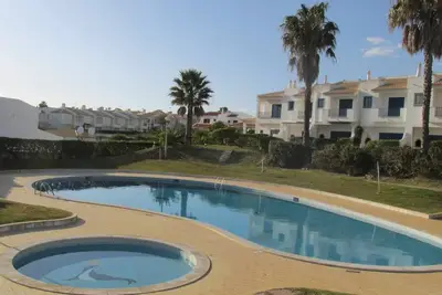 Image de T2 Cond. Privado A/C. piscinas, praia a 500m