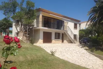 Image de Bel appartement de jardin avec une allée fermée dans le village de Marseillan