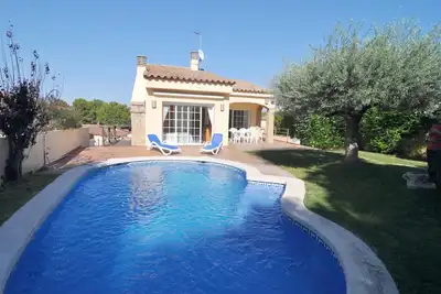 Image de Maison spacieuse et agréable, rez de chaussée avec jardin et piscine privée