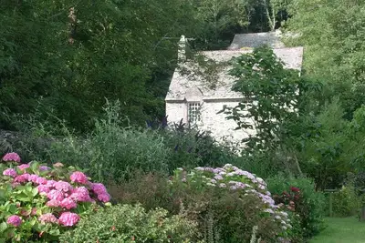 Image de Un moulin à blé, face à la mer, dans le parc d'un chateau, pour 4-6 personnes.