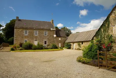 Image de Grande ferme avec piscine et salle de jeux. Parfait Pour Les Familles. Emplacement central