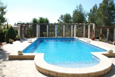 Image de Belle villa avec piscine privée en pleine nature.