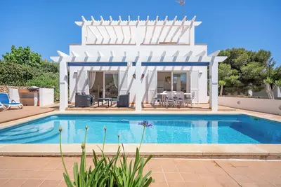 Image de Villa familiale moderne indépendante avec piscine privée dans un endroit calme à proximité de la plage
