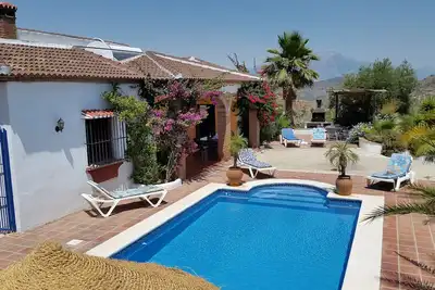 Image de Privee Villa et piscine, pas de vis a vis, 4 chambres, dorm 10, Wifi, vues, clim