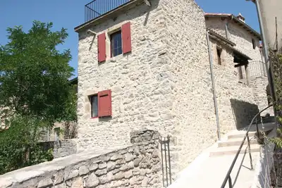 Image de L'Oustal du Larzac. Ensemble de maisons de village avec vue panoramique.