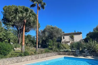 Image de Belle maison avec piscine spectaculaire, jardins et vues
