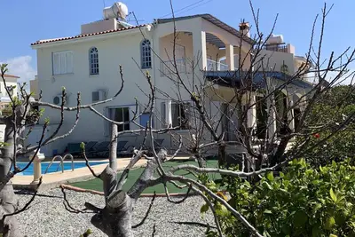 Image de Spacieux Villa Coral Bay, Double Terrain, couvert manger à l'extérieur