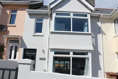 Image de Maison familiale élégante et spacieuse de Salcombe avec vue sur l'estuaire, parking et terrasse