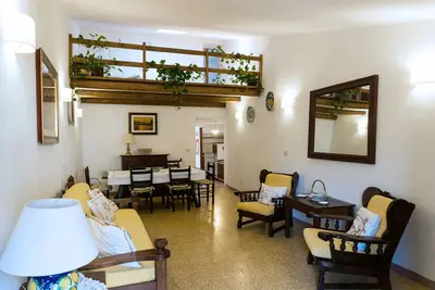 Image de Une grande maison confortable sur une île magique toscane