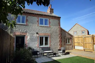 Image de Traditional Brick & Flint Norfolk chalet, Ă 2 minutes de la plage et de pub local!