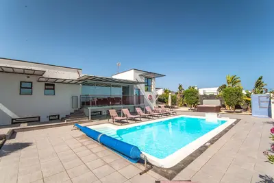 Image de Luxueuse villa de 6 chambres pour 14 personnes avec piscine chauffée et bain à remous
