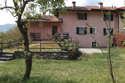 Image de Orta San Giulio: maison entourée de verdure idéale pour les familles