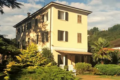Image de Villa dans le parc verdoyant sur le lac d'Orta