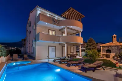 Image de Maison de vacances avec 3 appartements, piscine et jacuzzi à 100 m de la plage