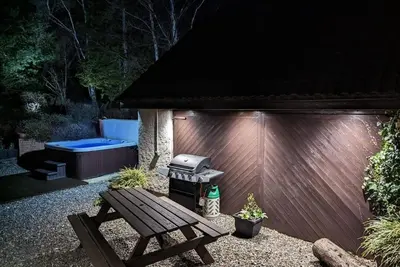 Image de Silver Trees - maison de vacances idéale pour famille / animaux avec bain à remous dans un jardin paysager