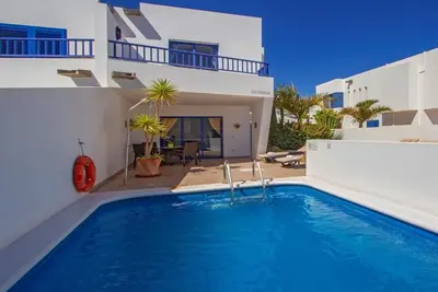 Image de Villa de luxe avec vue piscine privée chauffée, Marina et Wifi gratuit.