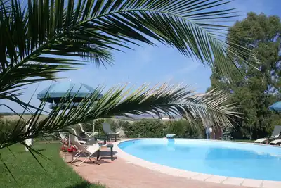 Image de Magnifique piscine au milieu de la végétation méditerranéenne, jardin privé