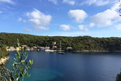 Image de 2 chambres maison traditionnelle rénovée avec vue panoramique sur la mer à Kioni, Ithaque