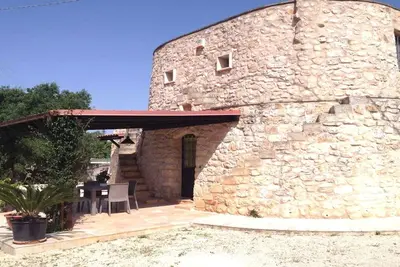 Image de Trullo exclusif aux portes d'Ostuni, entouré de verdure et équipé de tout le confort