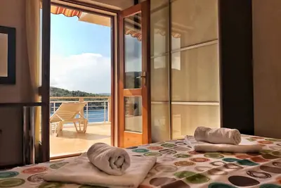 Appartement de deux chambres avec la terrasse et la vue sur le mer Povlja, Brac (A-14399-e)