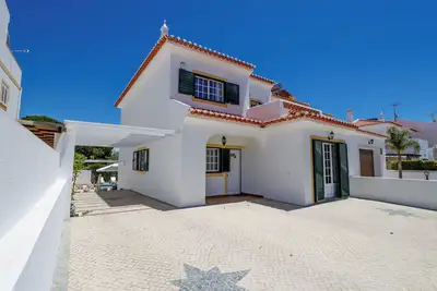 Image de Belle maison de 4 chambres avec piscine, à distance de marche de la plage
