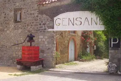 Image de gite 4 chambres 8 personnes classé 3 étoiles dans un mas au milieu des vignes