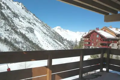 Image de Appartement avec vue sur la montagne ensoleillée, skis aux pieds, accès à la piscine, au sauna et au bain à remous